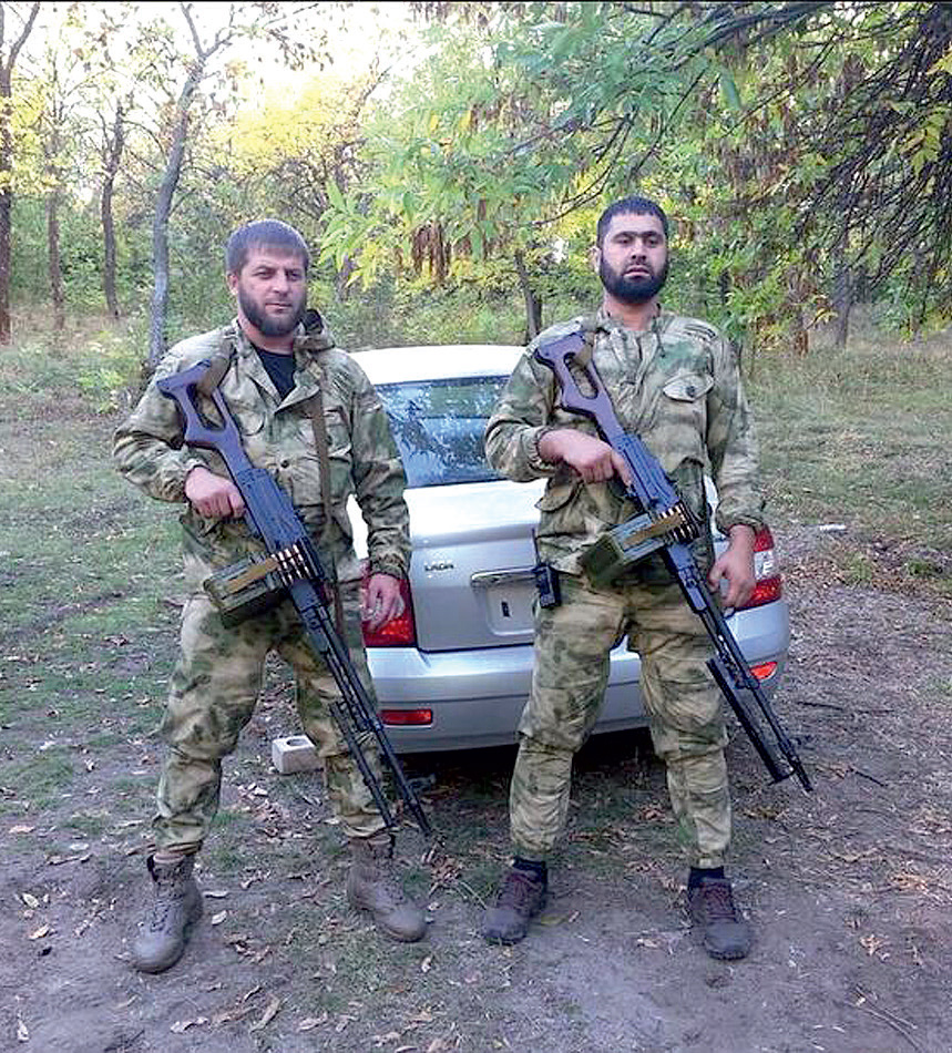 На фото: слева — командир чеченского батальона «Смерть» Апти Болотханов