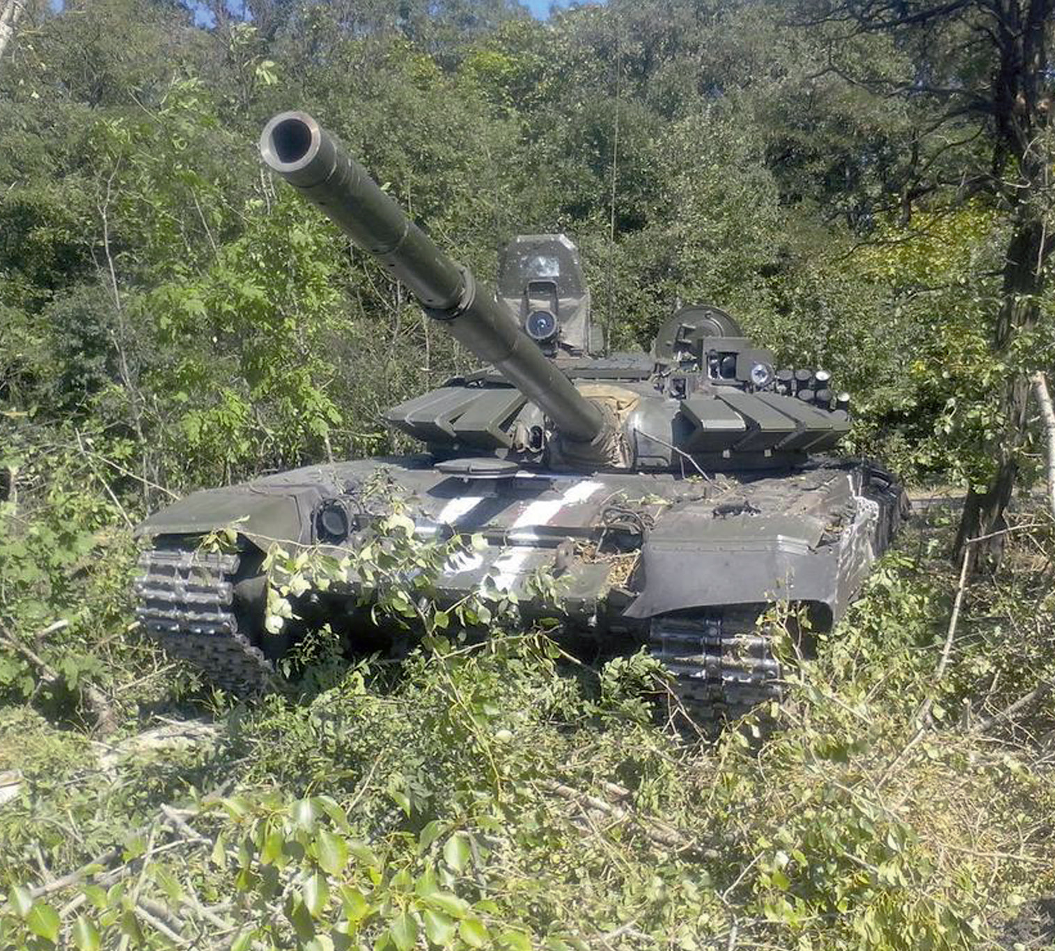 Российский танк Т-72Б3, захваченный украинскими военными у сепаратистов