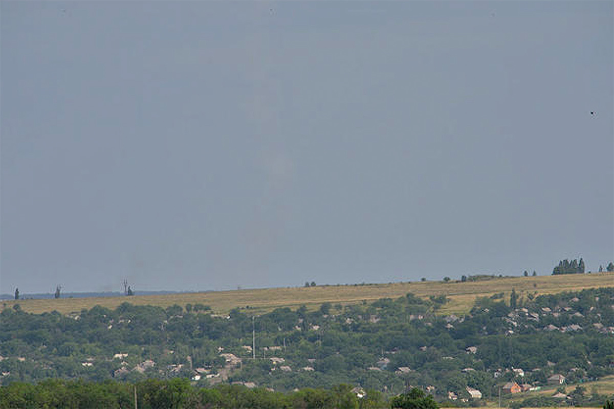 Оригинал фото с инверсионным следом ракеты, сбившей «Боинг» МН-17. Опубликовано Сергеем Пархоменко