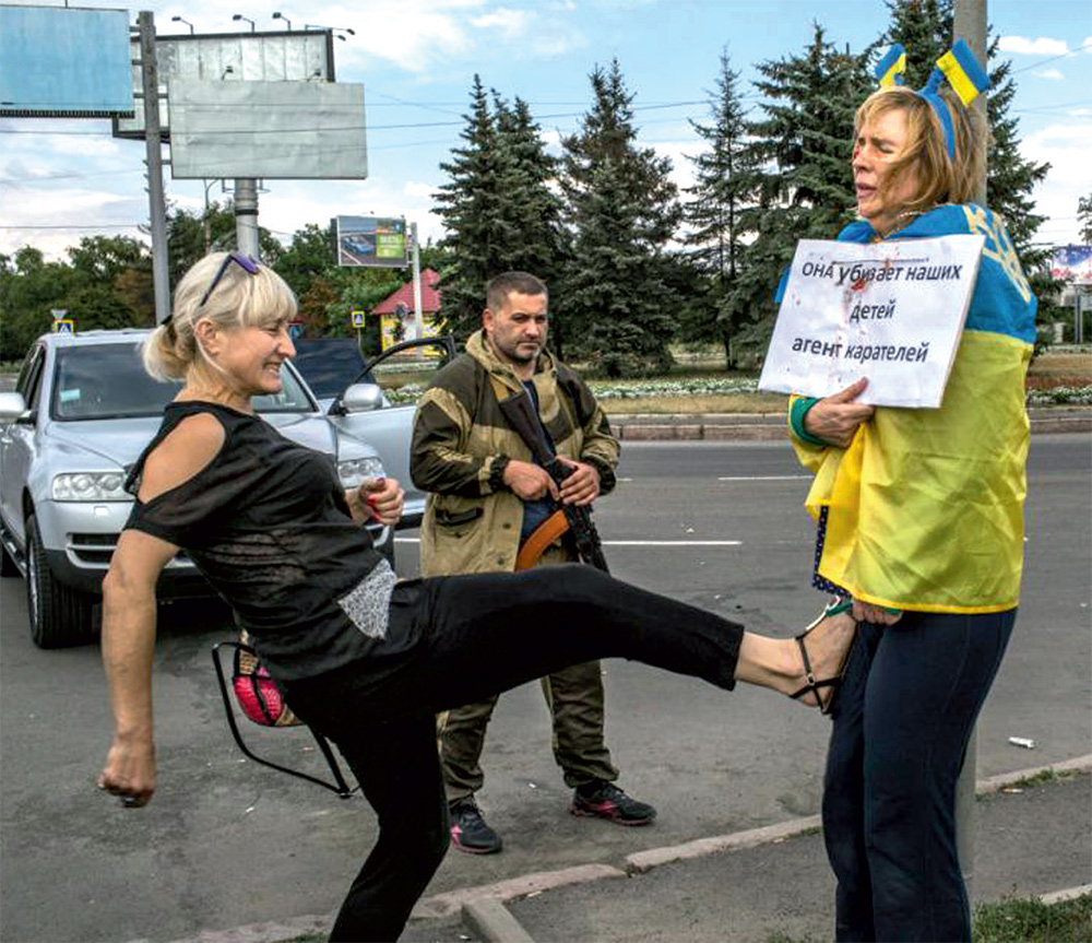 Издевательства над украинкой Ириной Довгань в Донецке
